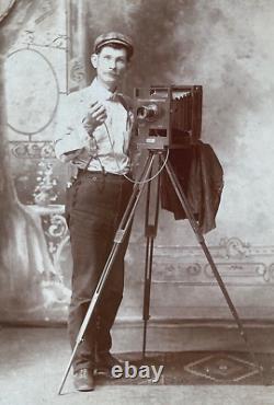 ORIGINAL! PHOTOGRAPHER SELF PORTRAIT PHOTOGRAPH c1890 OCCUPATIONAL